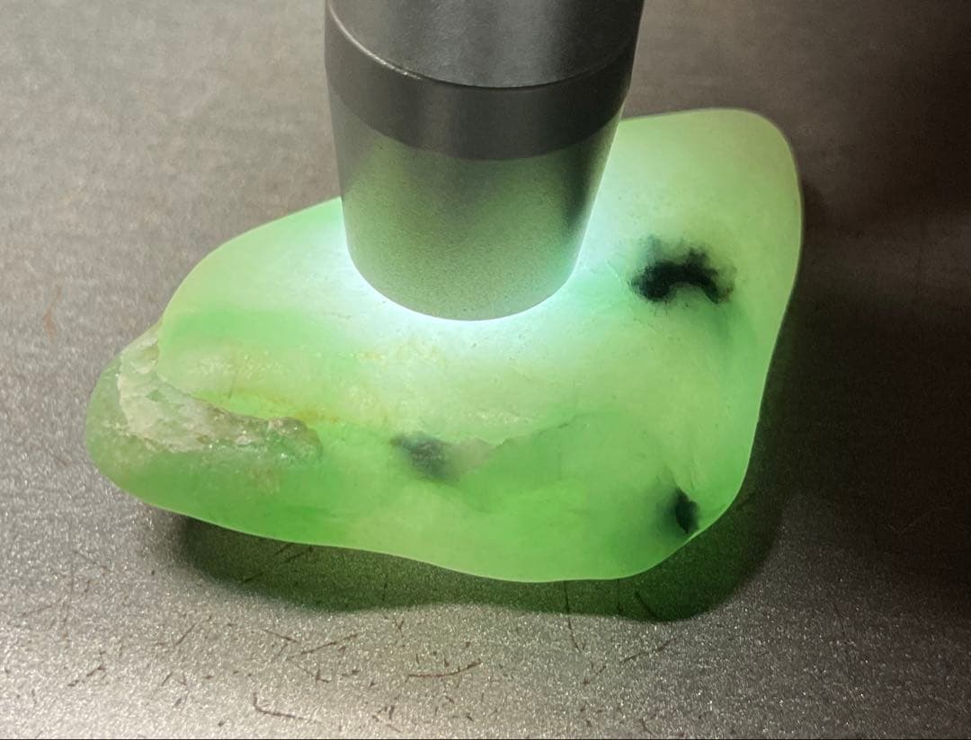 ［宝石質　薄緑色の海石］　糸魚川翡翠海石8g ヒスイ　ひすい