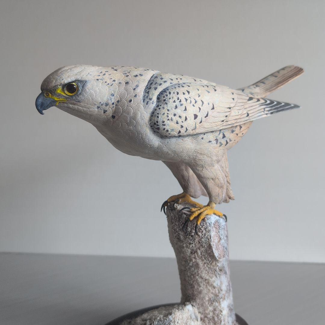 猛禽類の彫刻　　シロハヤブサ 　　バードカービング　木彫りの野鳥　野鳥彫刻