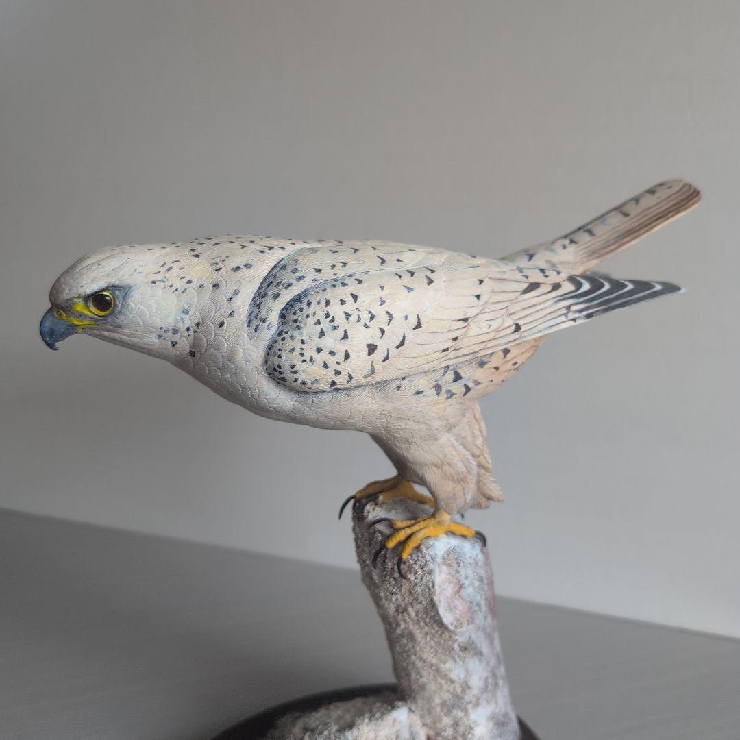 猛禽類の彫刻　　シロハヤブサ 　　バードカービング　木彫りの野鳥　野鳥彫刻