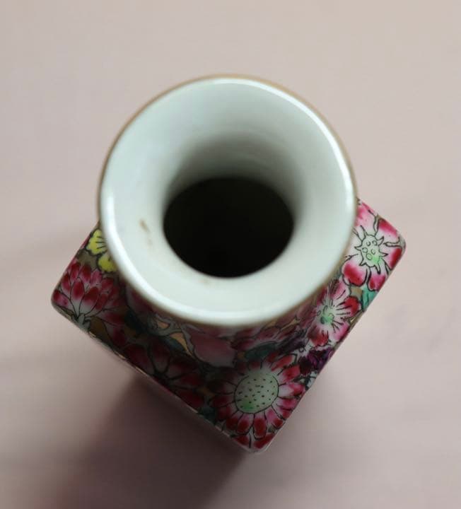 中国　民国期　粉彩角瓶1対　乾隆年製銘　送料込み0629