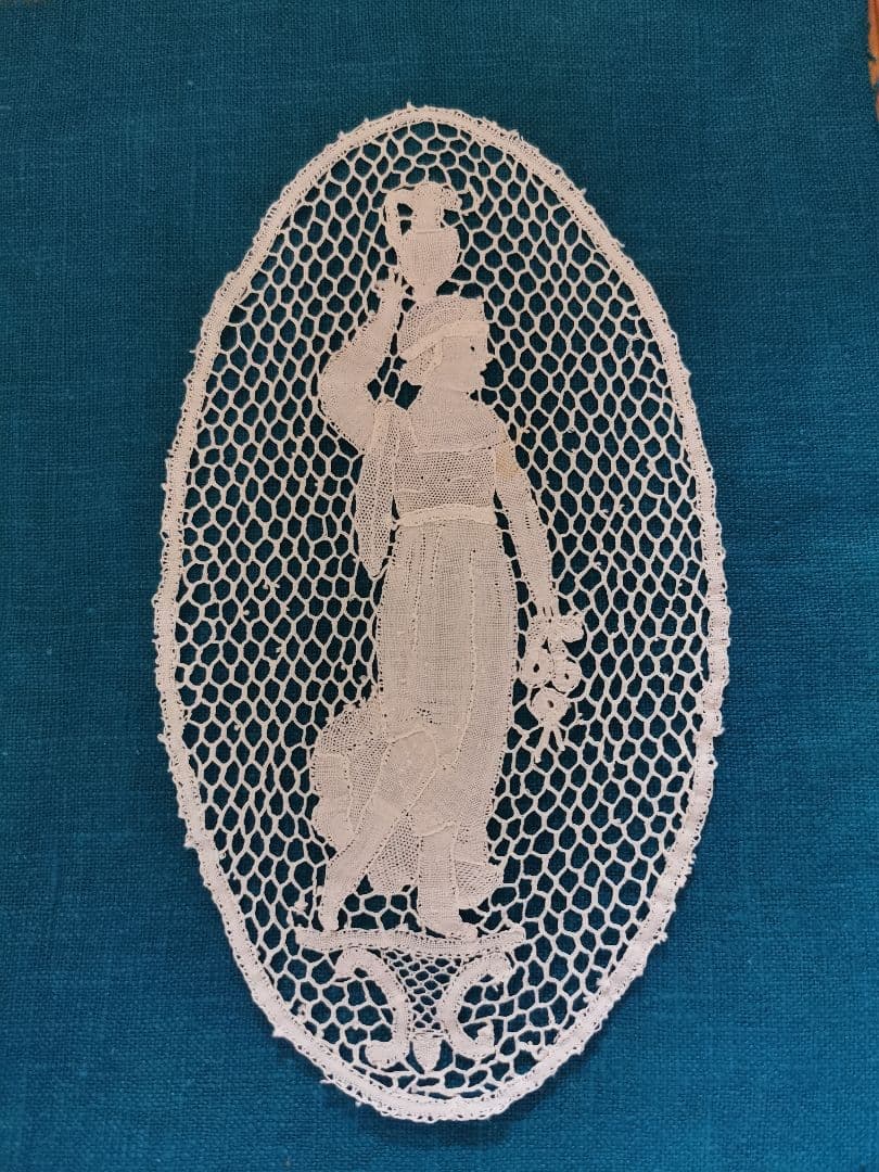 アンティークブルージュ 壺を頭にのせ歩く古代の女性と花束 ボビンレース編ドイリー