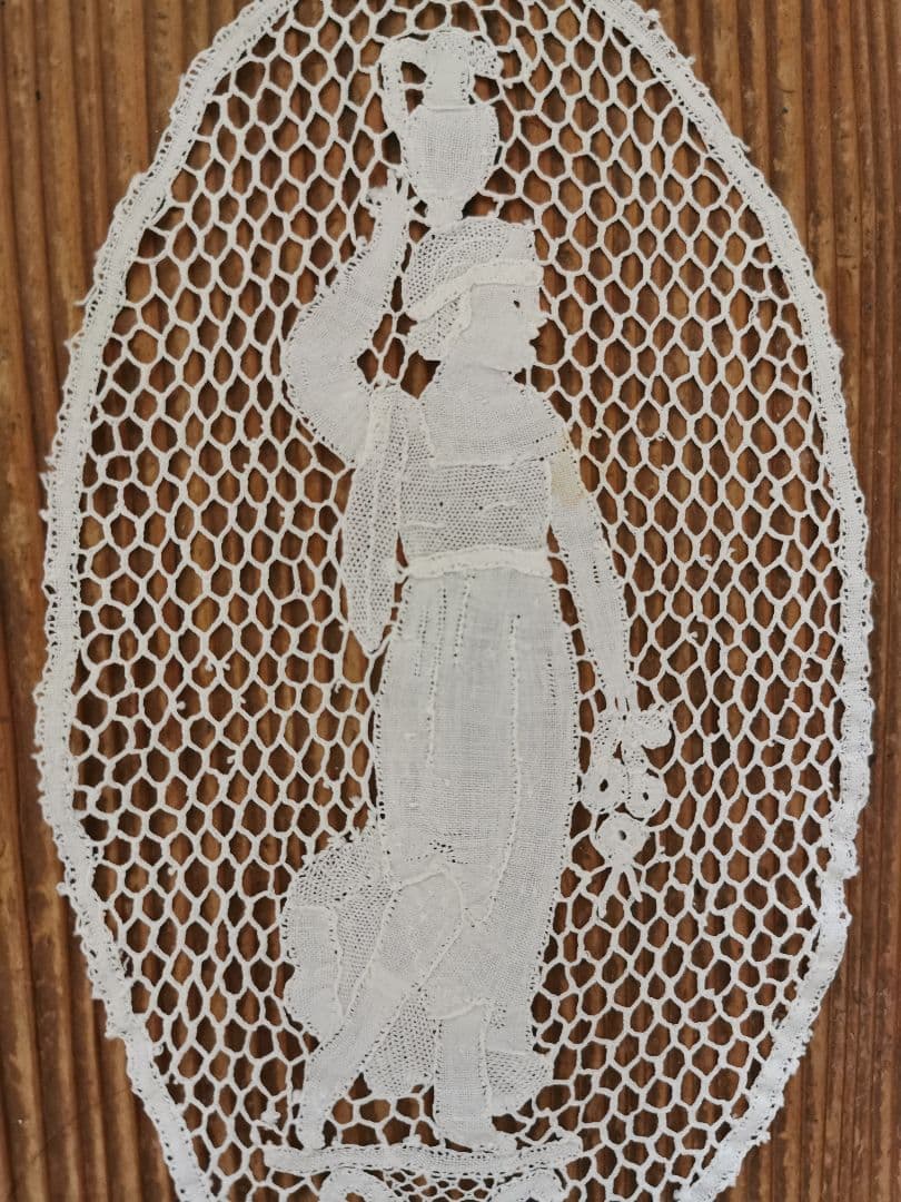 アンティークブルージュ 壺を頭にのせ歩く古代の女性と花束 ボビンレース編ドイリー