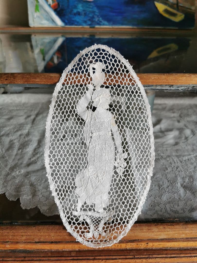 アンティークブルージュ 壺を頭にのせ歩く古代の女性と花束 ボビンレース編ドイリー