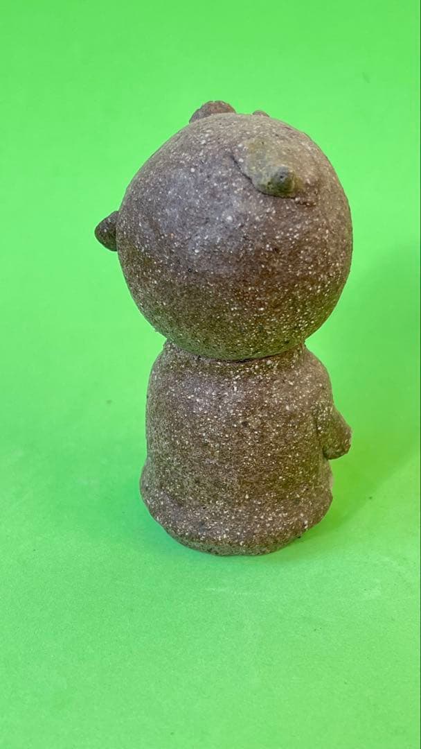 村長自画像　陶器製の口を開けた人形 約10cm カケ有り