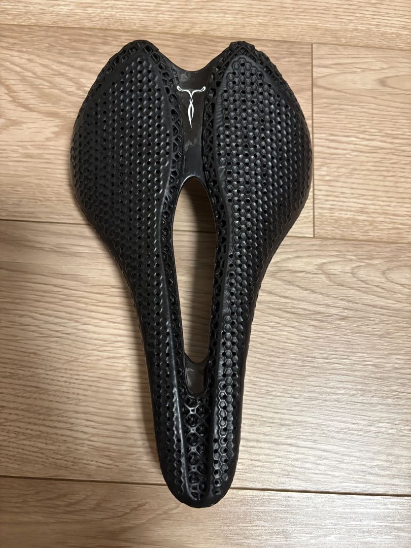 ELVES MAGICAL OSSE サドル 143mm