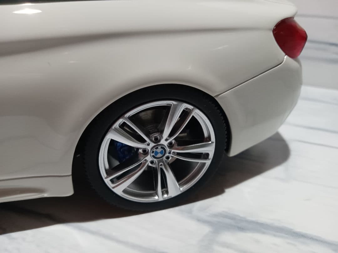 1/18  M435i ホワイト　ミニカー　4シリーズ