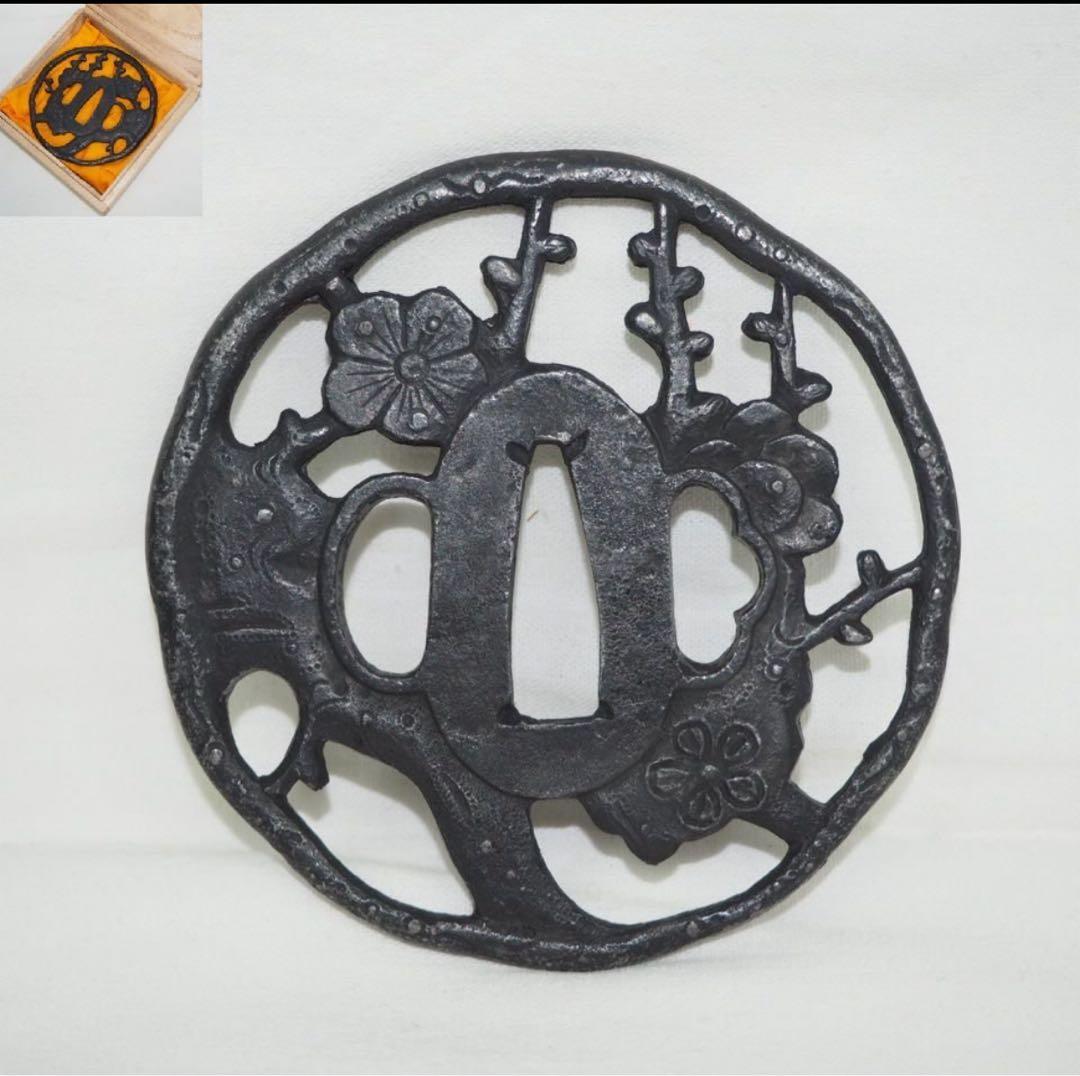 送料無料　時代物　梅花文鍔　木箱付　刀剣美術