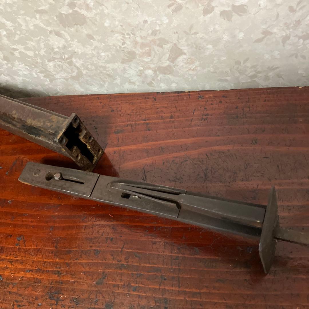 古い特大の錠前と鍵と思われますが果たして？