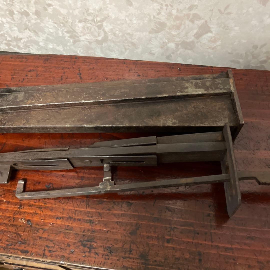 古い特大の錠前と鍵と思われますが果たして？