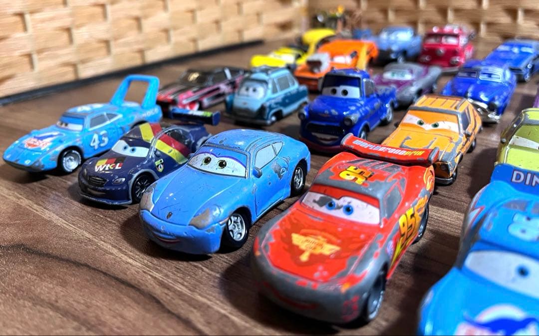 カーズ ミニカー セット 31台。まとめ売り。 レース兼収納ケース付き。