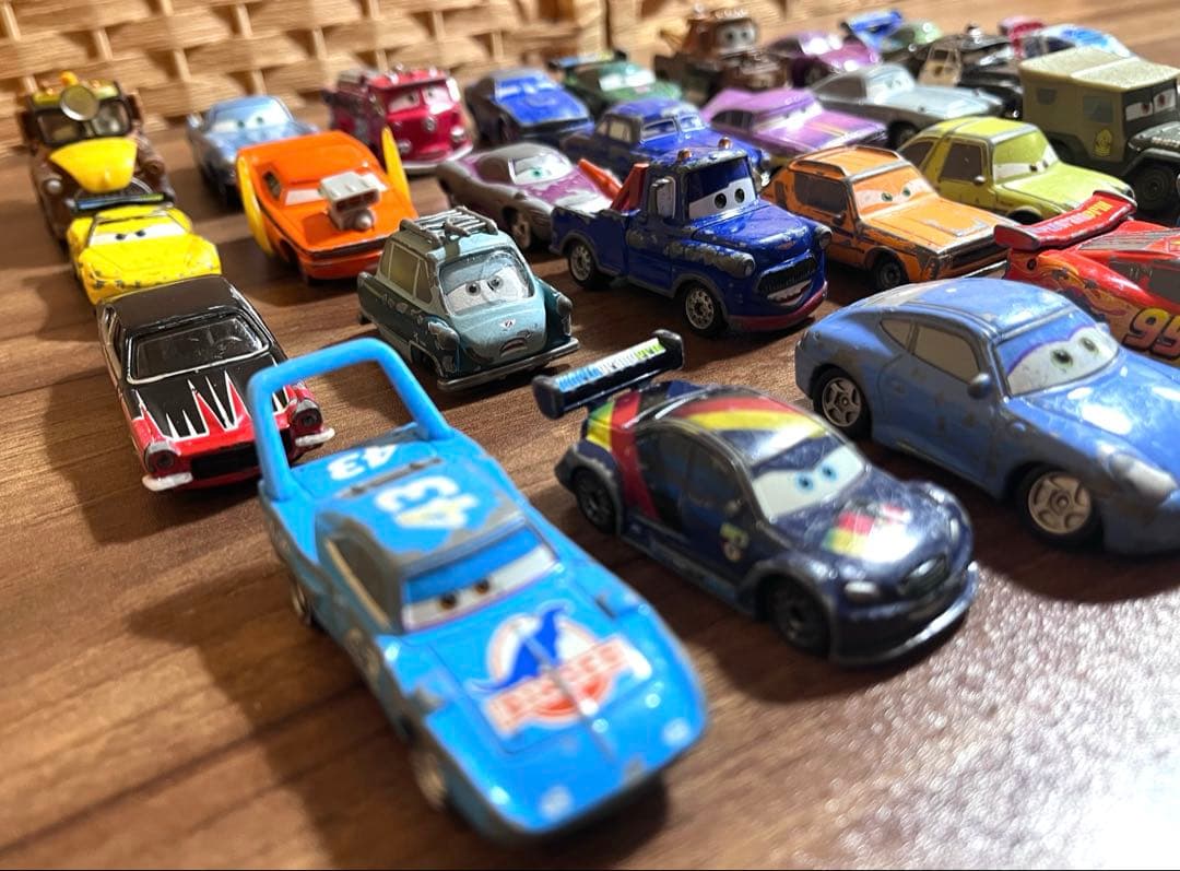 カーズ ミニカー セット 31台。まとめ売り。 レース兼収納ケース付き。