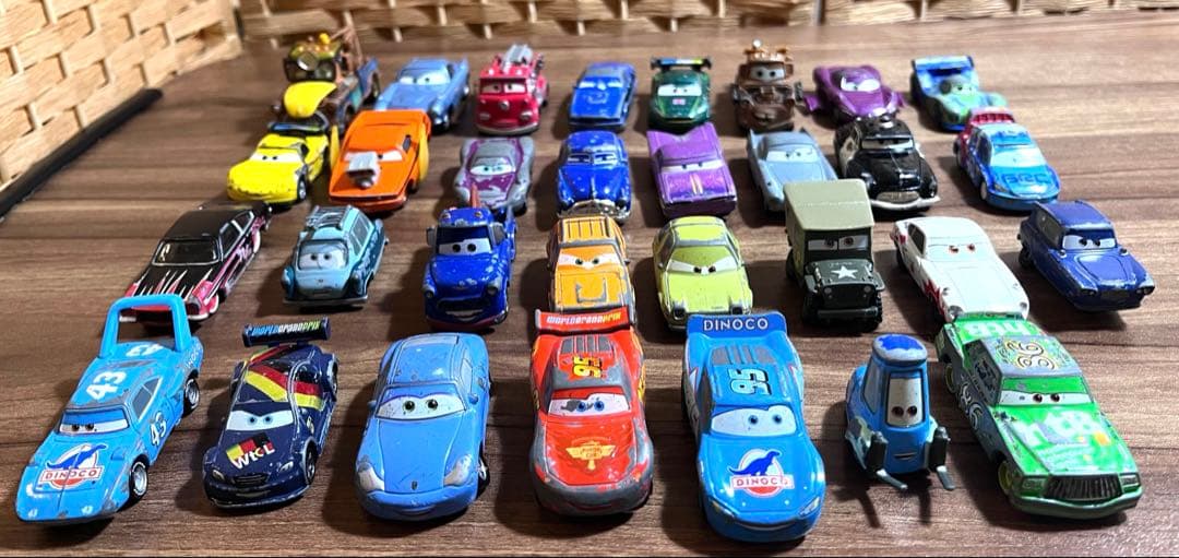 カーズ ミニカー セット 31台。まとめ売り。 レース兼収納ケース付き。