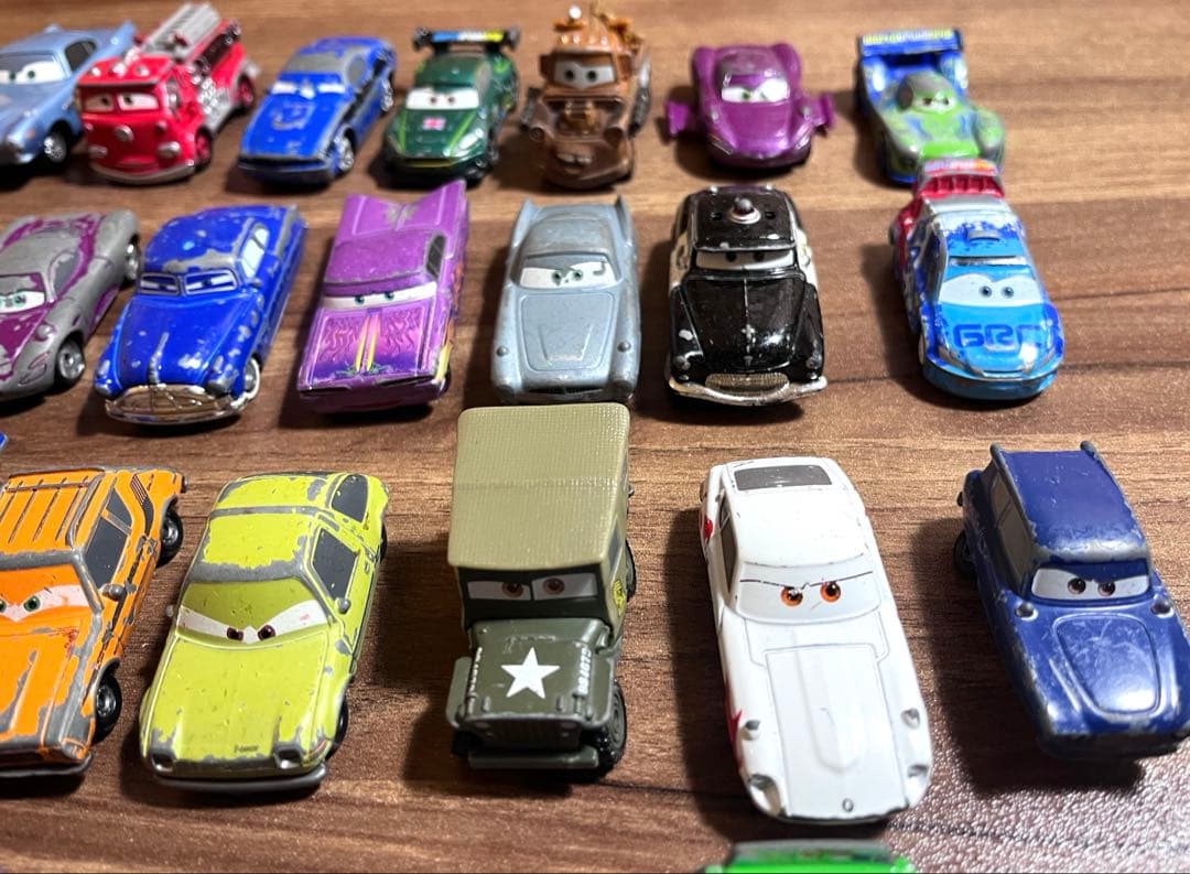 カーズ ミニカー セット 31台。まとめ売り。 レース兼収納ケース付き。