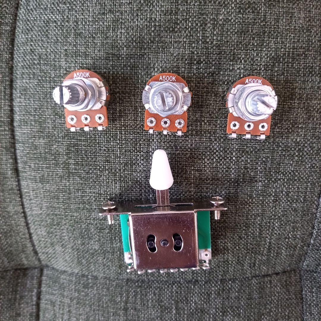 『訳有り』Squier by Fender STANDARD Stratocas