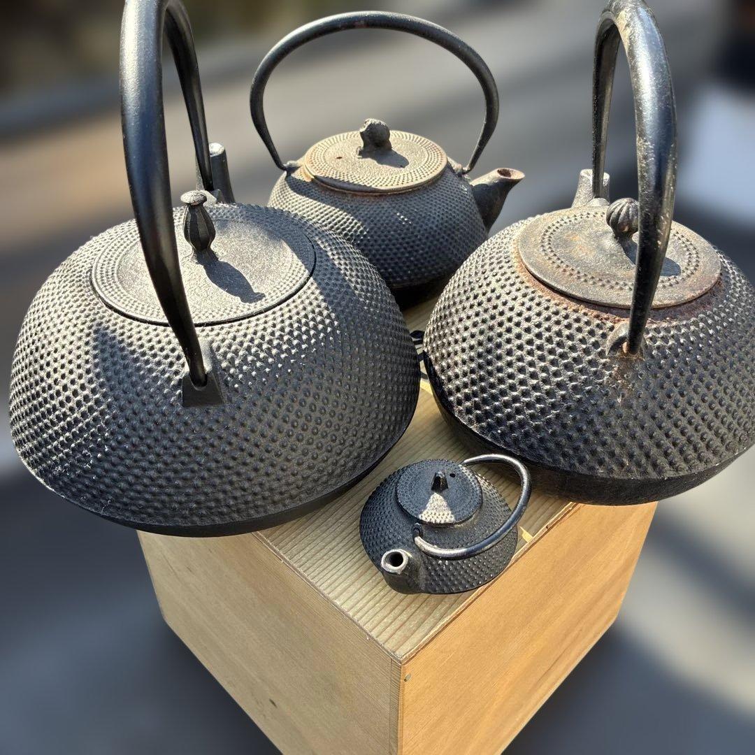 鉄瓶まとめて4個使えるもの。2つは程度が割と良いです。1個は新品位