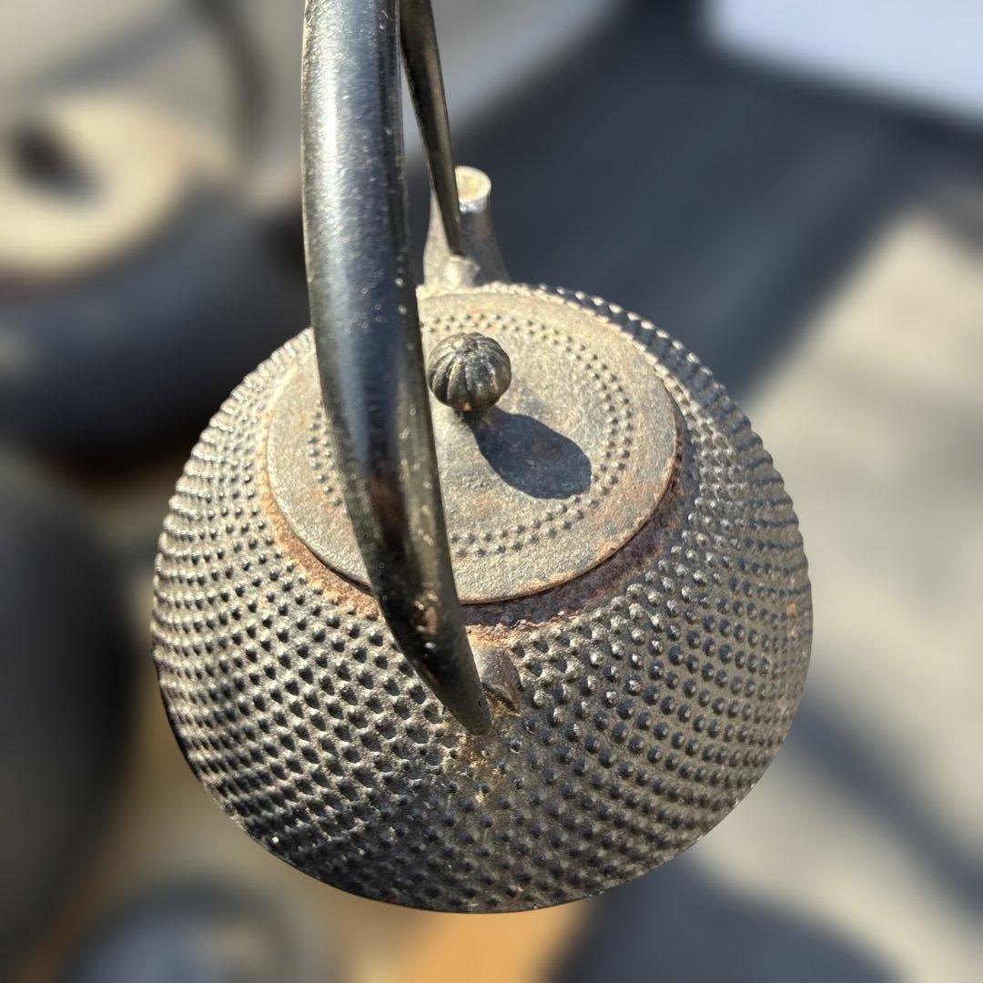 鉄瓶まとめて4個使えるもの。2つは程度が割と良いです。1個は新品位