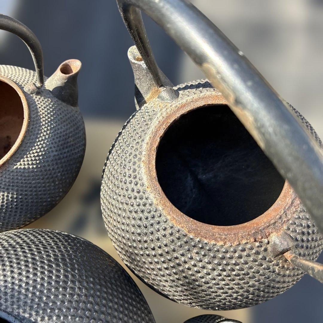 鉄瓶まとめて4個使えるもの。2つは程度が割と良いです。1個は新品位