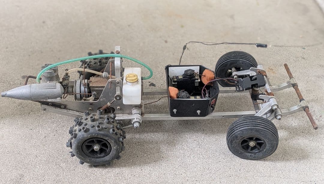 当時物3台セット/エンジンカー2台/ ラジコン1台/ ラクダバッテリー/シャーシ