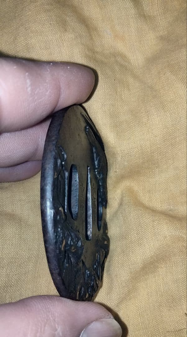 ♦最終価格♦　鉄鍔　鐔　(近江住重位作　猿に鷲図)　桑縁箱付き　東郷重位