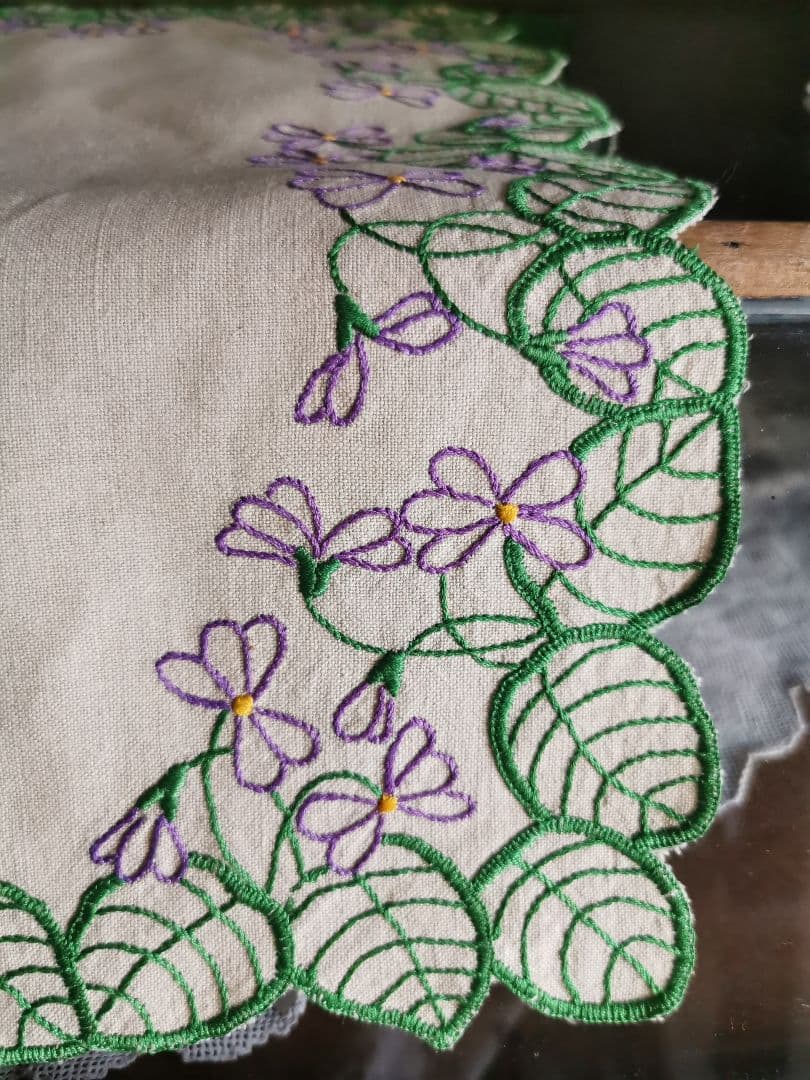 アンティーク/ヴィンテージ フランス 菫の葉と花のカットワーク刺繍 リネンクロス