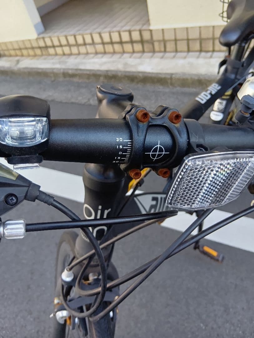 クロスバイク　AIRON　自転車本体　軽量　サイクリング　スポーツ