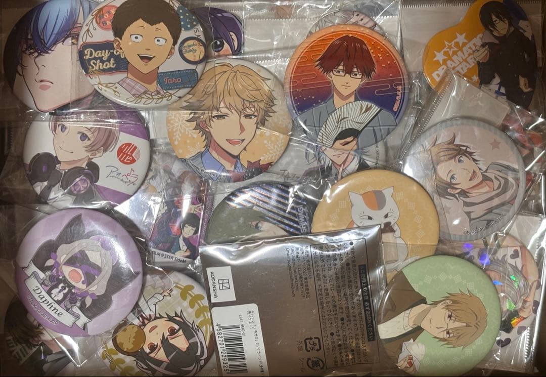 アニメグッズ　ノンジャンル　缶バッジ　まとめ売り　大量　60サイズ