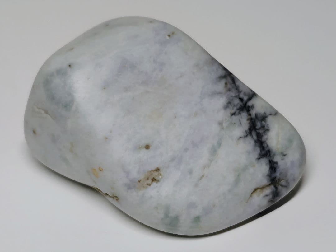 糸魚川141 翡翠 114g ヒスイ 原石 鑑賞石 自然石 誕生石 鉱物 鉱石