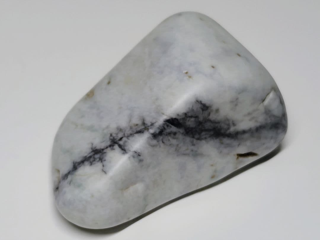 糸魚川141 翡翠 114g ヒスイ 原石 鑑賞石 自然石 誕生石 鉱物 鉱石