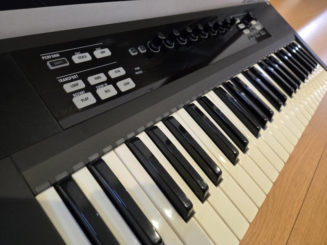 KOMPLETE KONTROL S49 本体