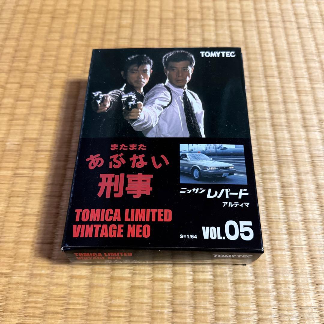 TOMICA LIMITED VINTAGE ニッサン レパード あぶない刑事