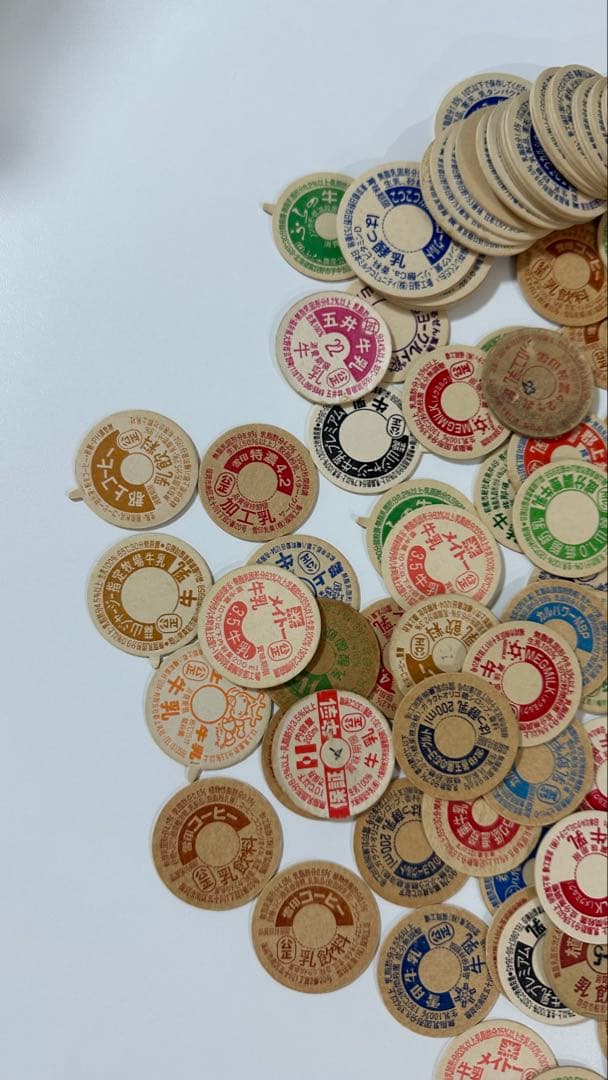 牛乳キャップ お好きなのを選んでコメントください。