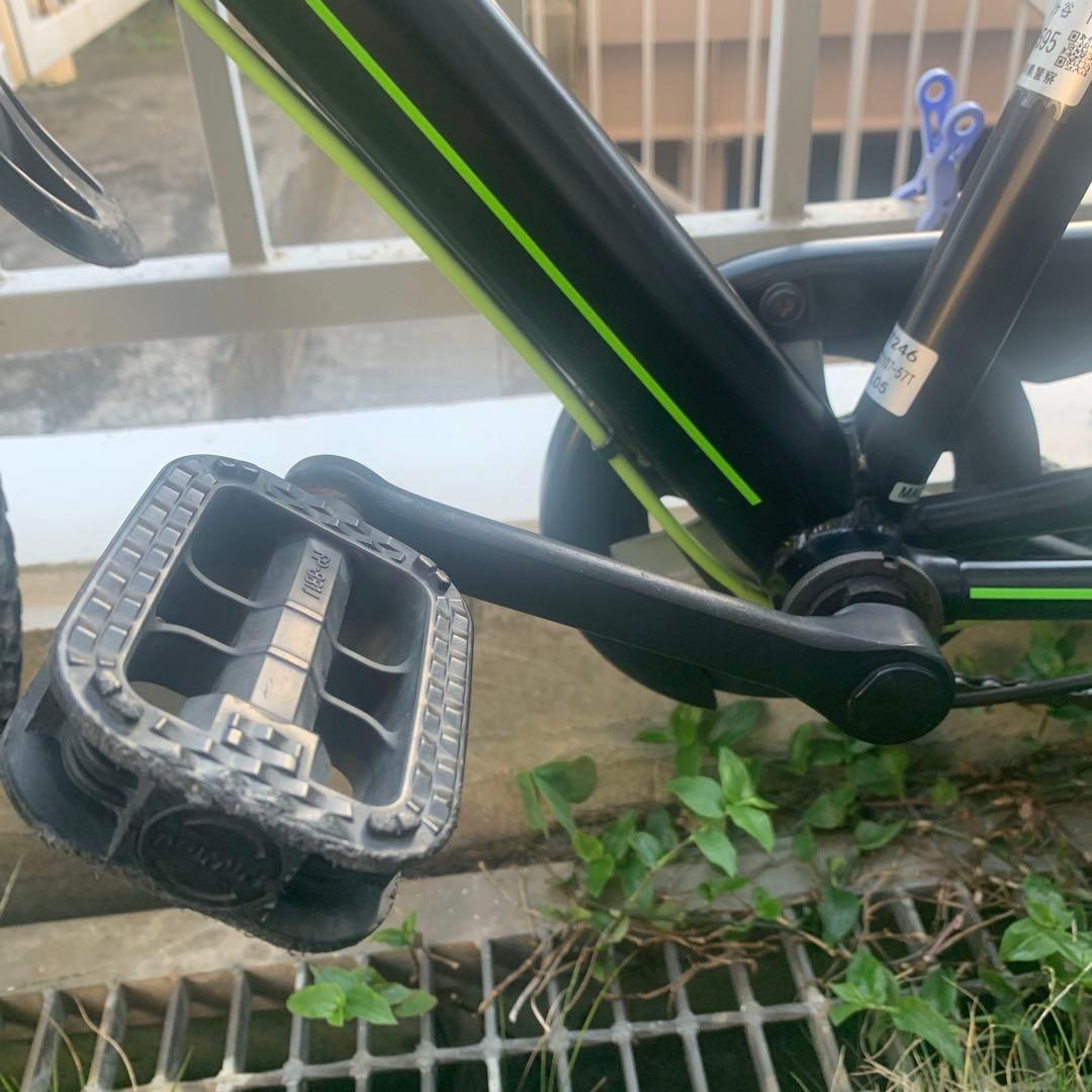 子供用自転車 黒と緑の回路デザイン