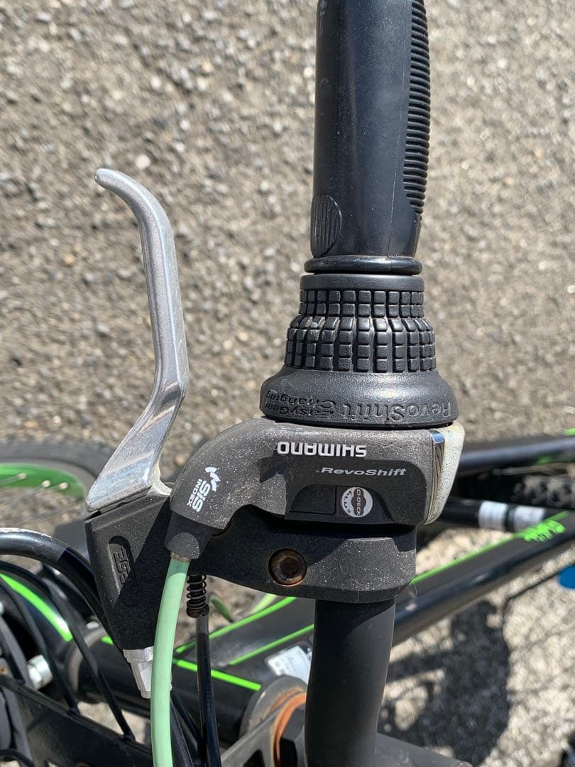 子供用自転車 黒と緑の回路デザイン