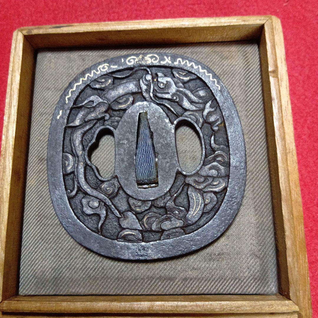 南蛮鍔　表裏に龍の彫刻　縁と龍に金象嵌の江戸時代の珍しい鍔です。