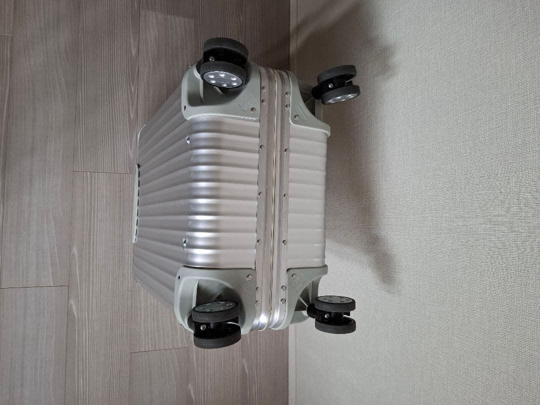リモワ「トパーズ」48L 4輪シルバー