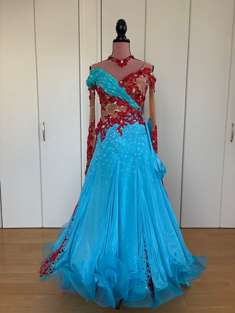 社交ダンスのスタンダードの衣装。