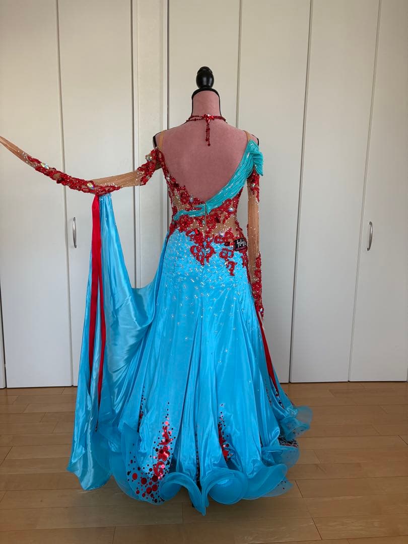 社交ダンスのスタンダードの衣装。