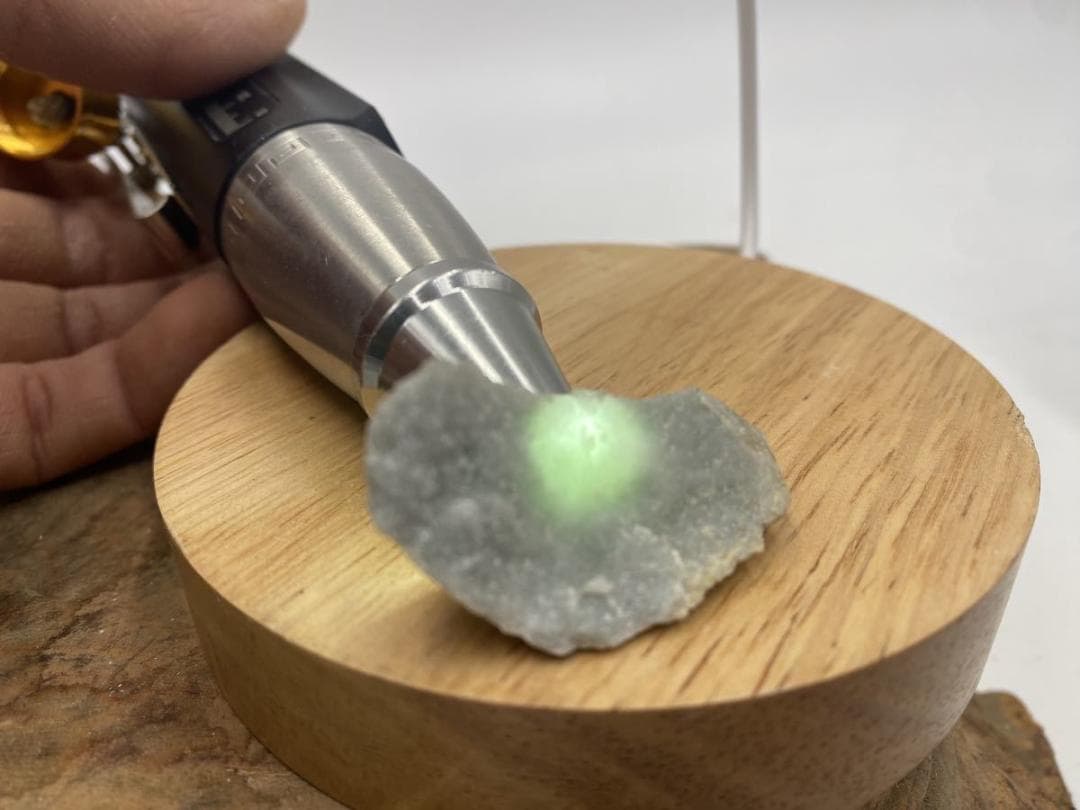 翡翠 ヒスイ 糸魚川 11g 青翡翠 水色 スカイブルー 透過 原石 天然