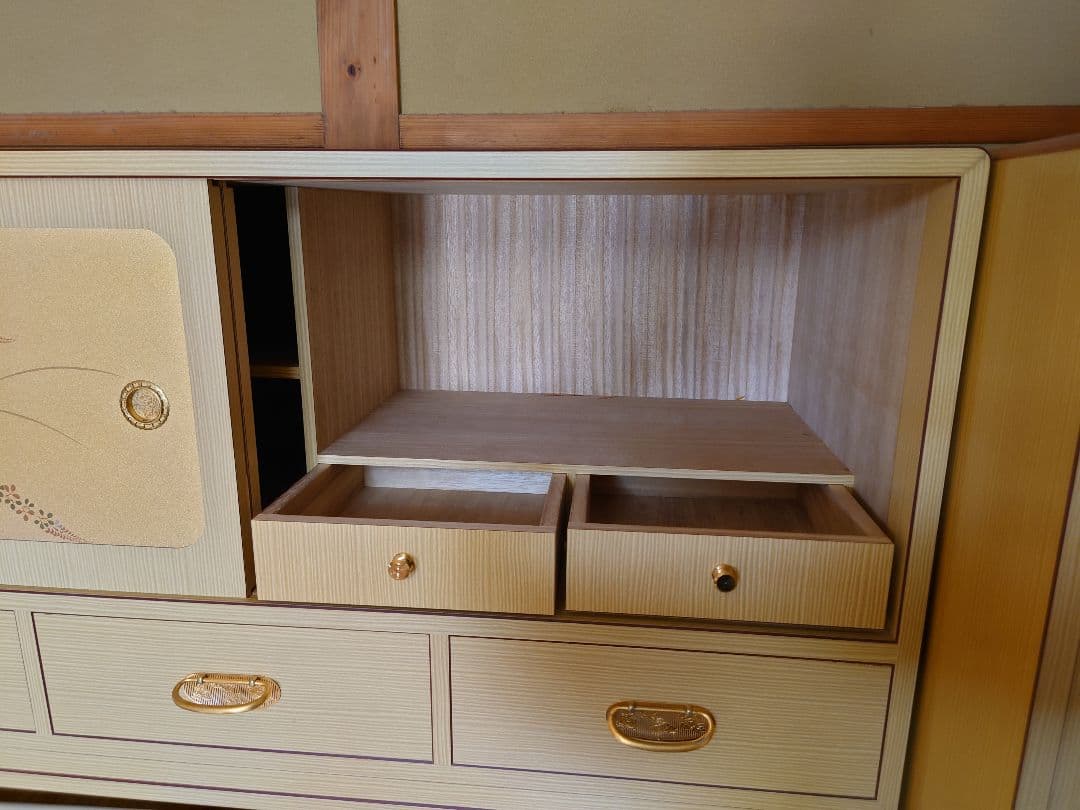 木製箪笥 花柄装飾