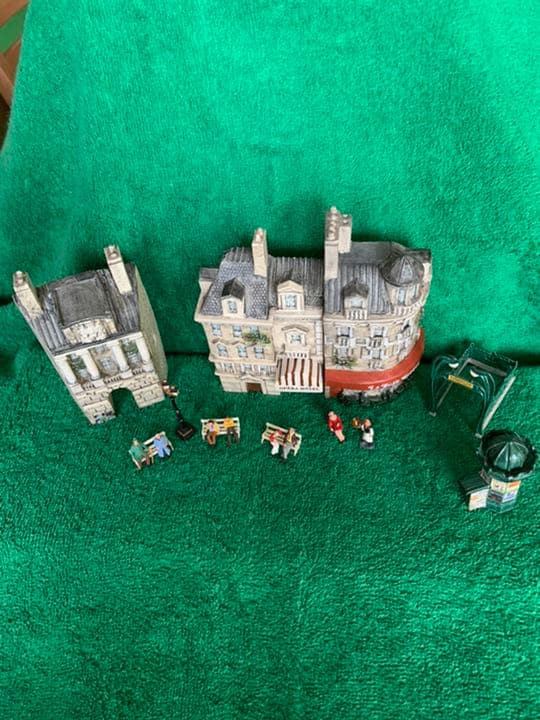 ドミニク・ゴー パリの街並シリーズの人形・ベンチ・街灯・キオスク・メトロ入り口