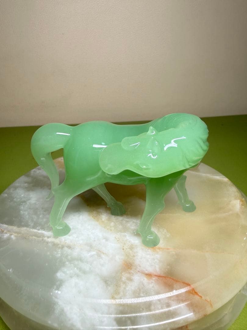 翡翠 馬の彫刻 淡い緑色