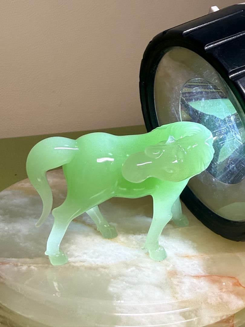 翡翠 馬の彫刻 淡い緑色