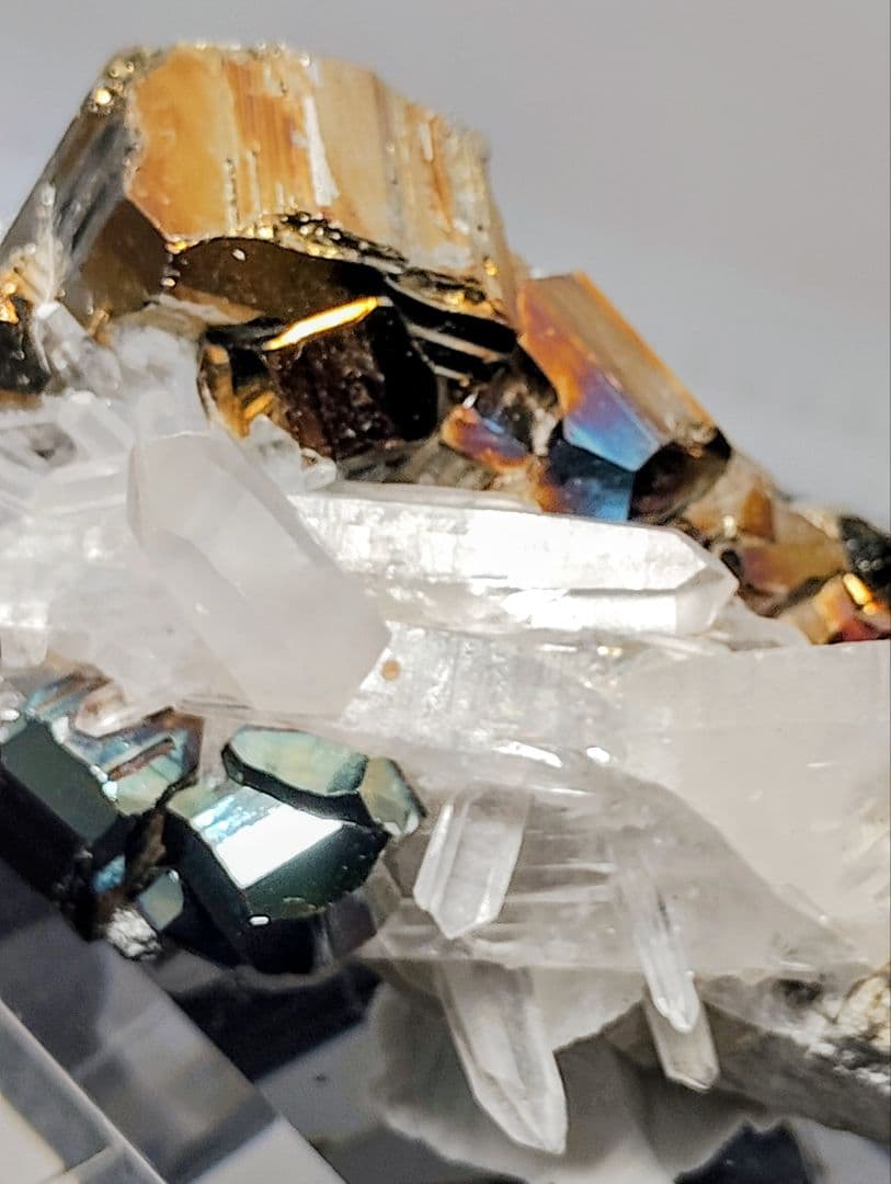 皇*ン様 【126g】カラーパイライト 水晶クラスター 共生 台座付 インドネシ