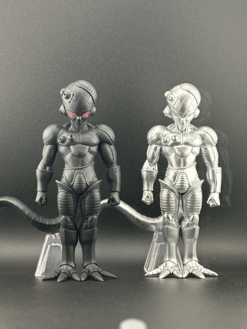 ✨ 一番くじドラゴンボール E賞メカフリーザ　リペイント　白黒2体セット箱あり✨