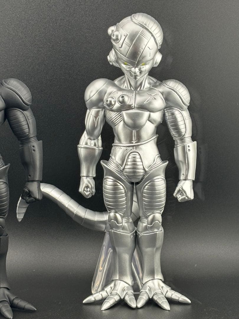 ✨ 一番くじドラゴンボール E賞メカフリーザ　リペイント　白黒2体セット箱あり✨