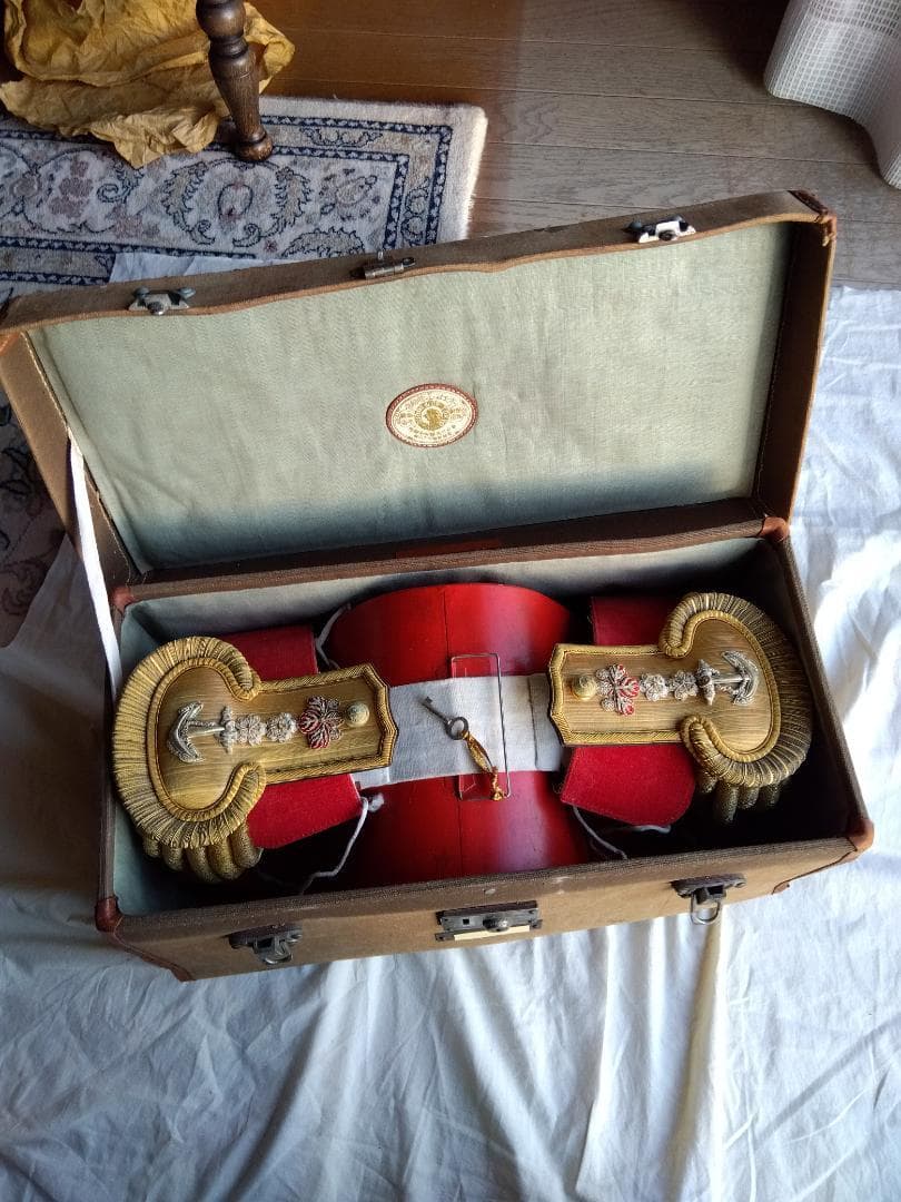 【レア中のレア】【ヴィンテージ】大礼帽と正肩章　海軍大佐　本物　ボロボロトランク