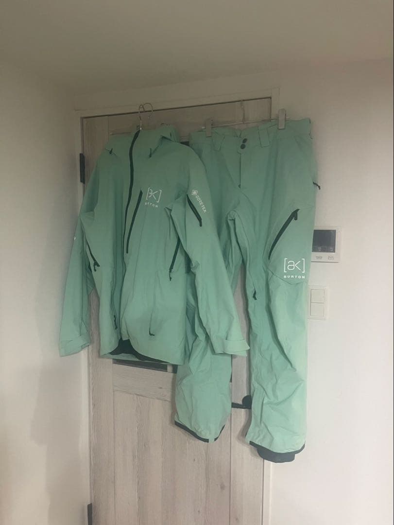 Burton [ak] ゴアテックス 上下セットL バレンタインセール実施中❣️