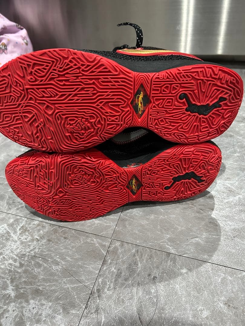 レブロン20バスケットボールシューズ 黒/赤 ニット素材