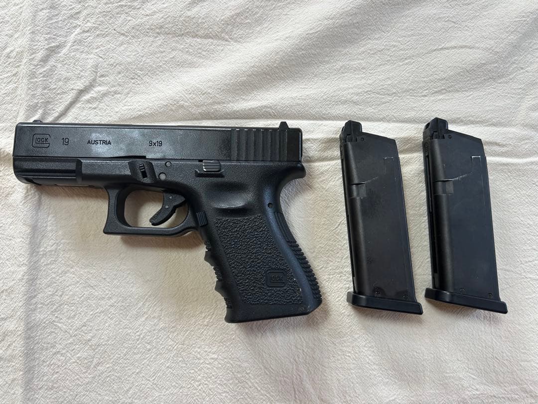 東京マルイGLOCK19 3rd GENE、ホルスター、マガジンウォーマー付き