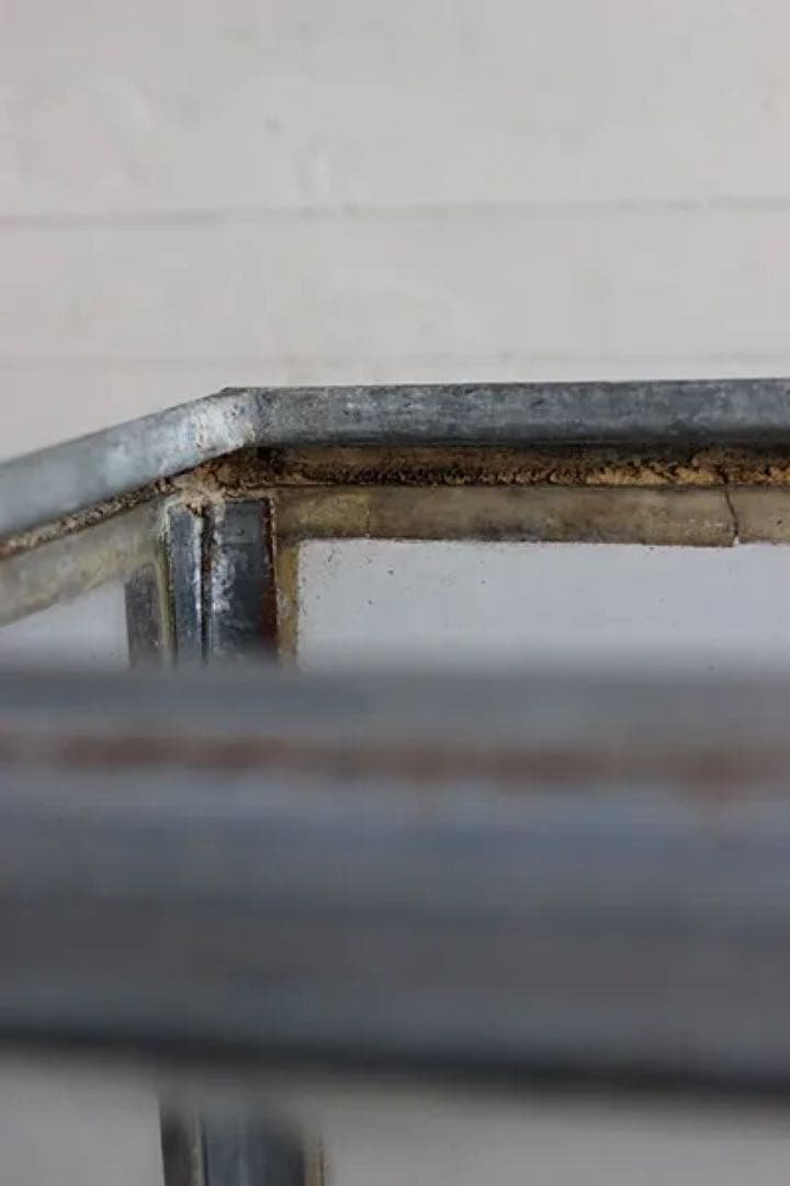 古い ブリキの水槽　ディスプレイに